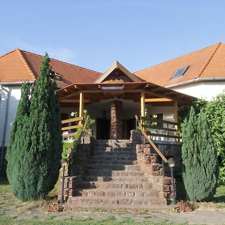 Voeroesko Apartmanhaz Revfulop Exterior photo