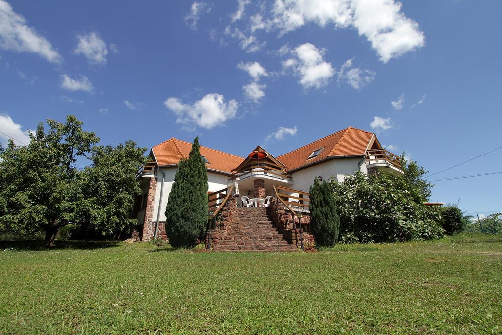 Voeroesko Apartmanhaz Revfulop Exterior photo