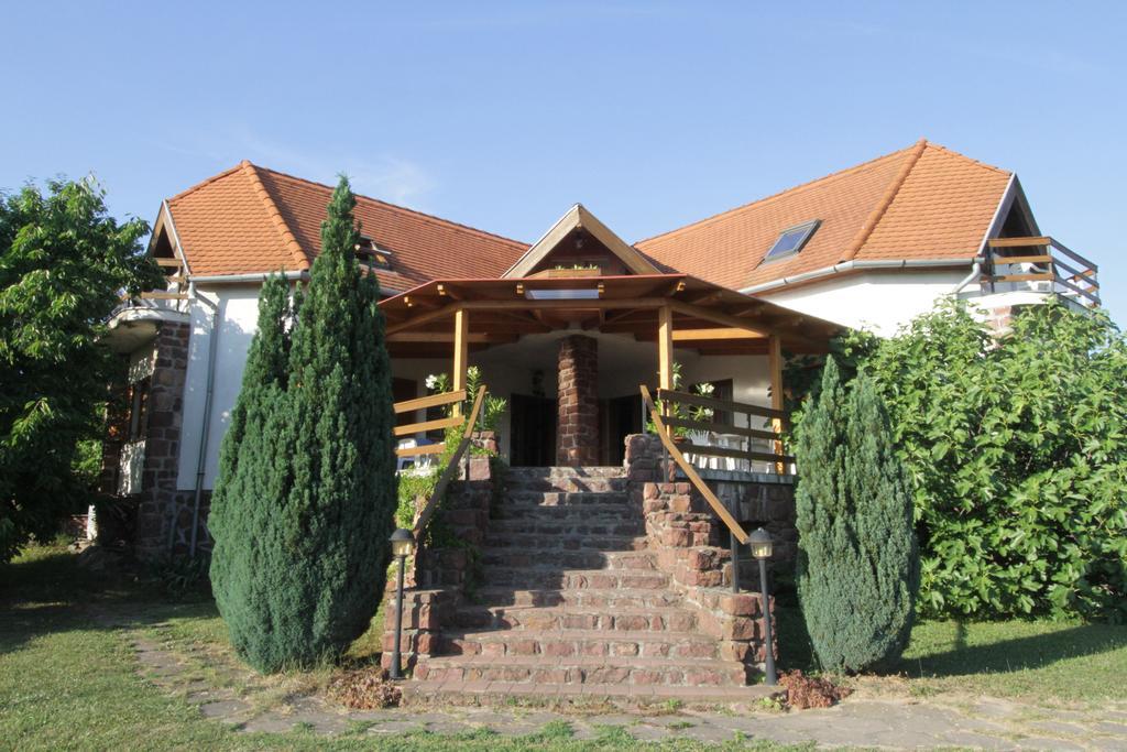 Voeroesko Apartmanhaz Revfulop Exterior photo