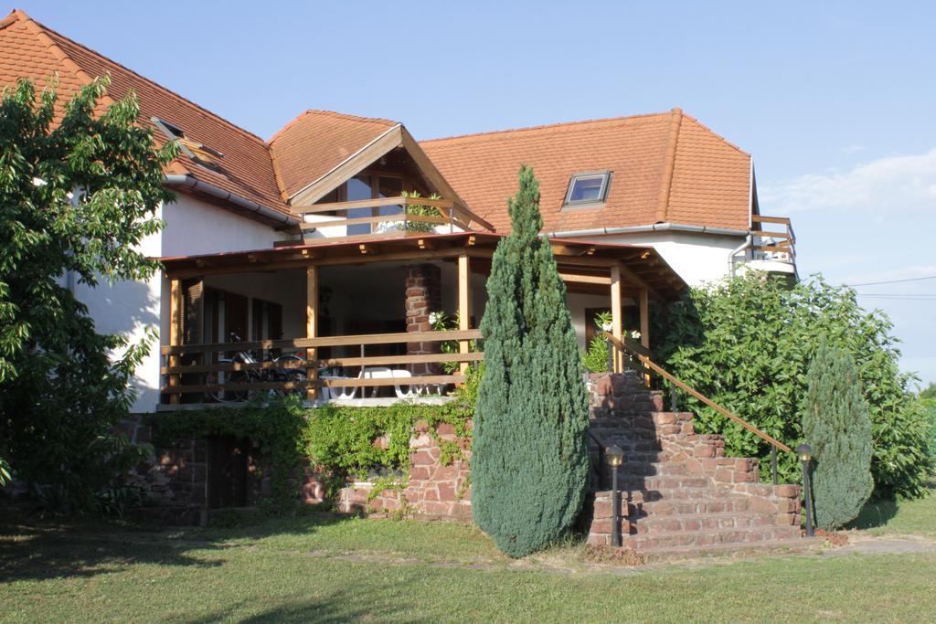 Voeroesko Apartmanhaz Revfulop Exterior photo